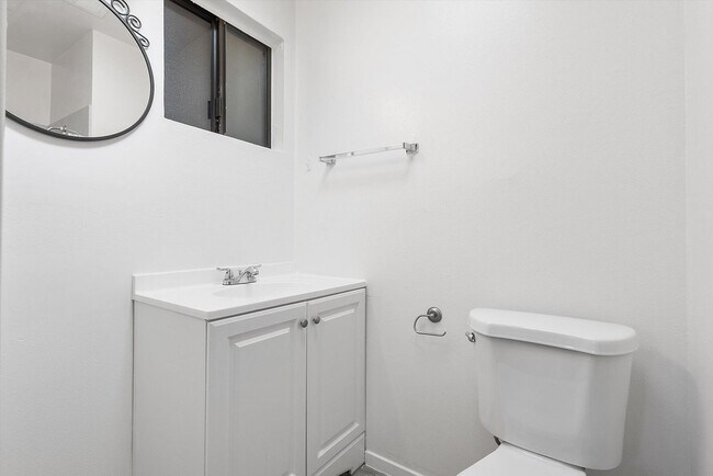 Building Photo - 1256 Rosewood Way