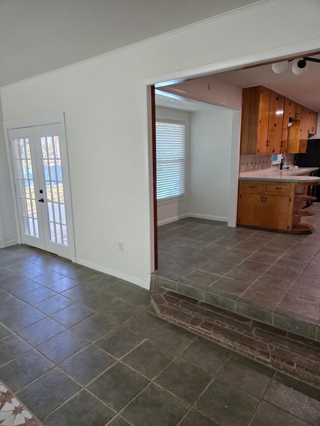 Building Photo - Travis Heights