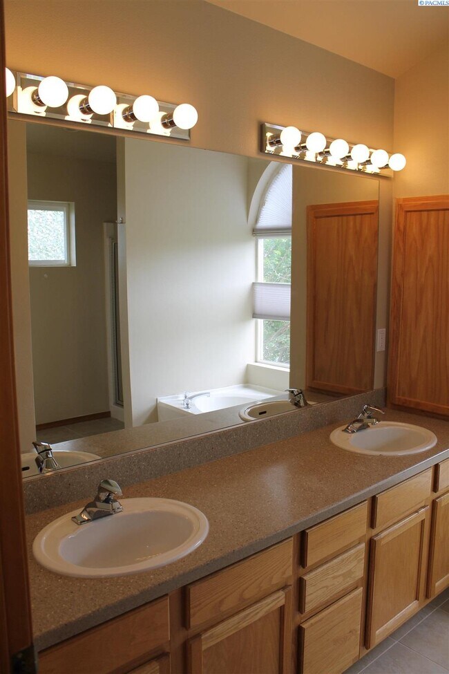 Building Photo - 431 Columbia Point Dr