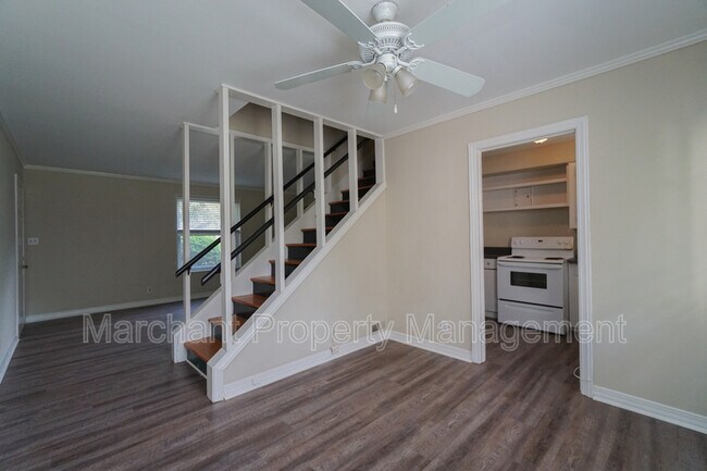 Building Photo - 605 University Ridge