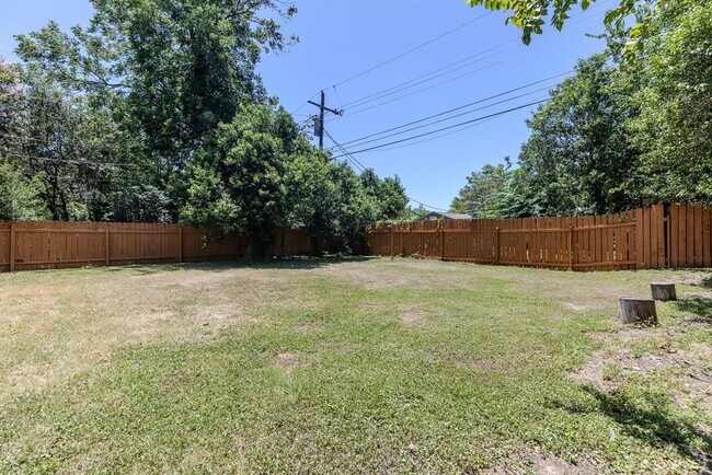 Building Photo - 501 Arbor Ln