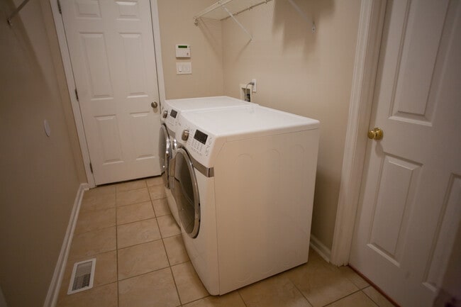 Building Photo - Spacious 3-Bedroom Ranch with Versatile Living Spaces and Modern Comforts