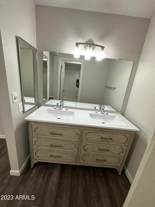 Building Photo - 314 E Hartford Ave