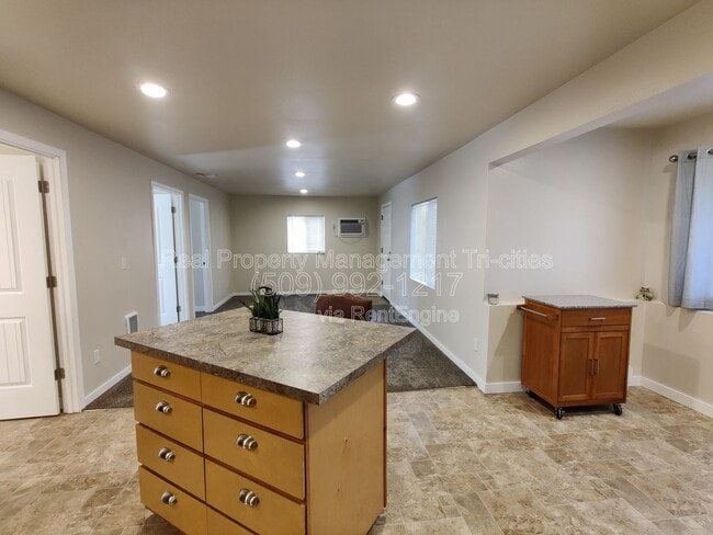 Building Photo - 44102 Dimmick Rd