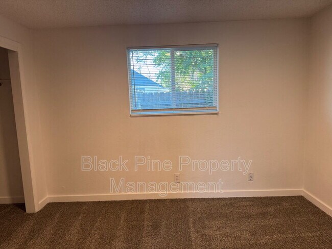 Building Photo - 137 Davis Ave