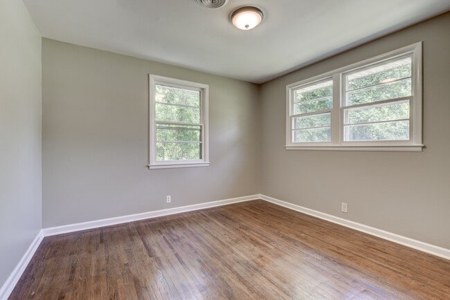Building Photo - 1221 Harwood Dr