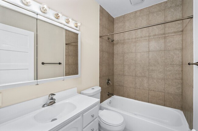 Building Photo - Charming Cottage in sought after Old Hicko...