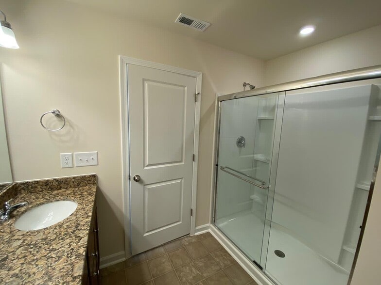 Building Photo - 317 White Oak Ridge Dr