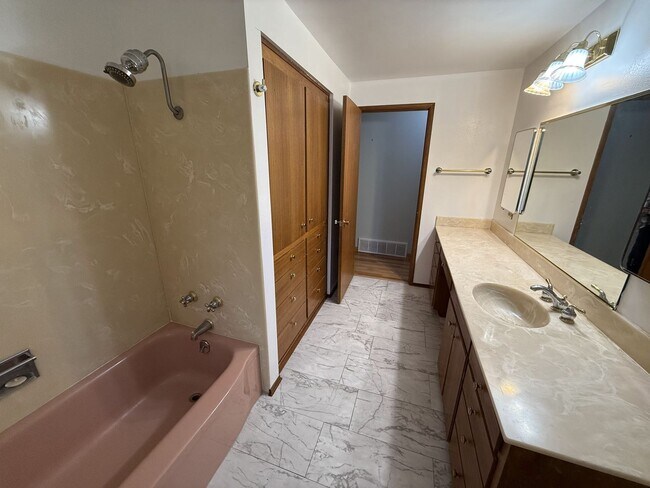 Building Photo - Extremely Spacious 3 bedroom Home Located in Edmonds