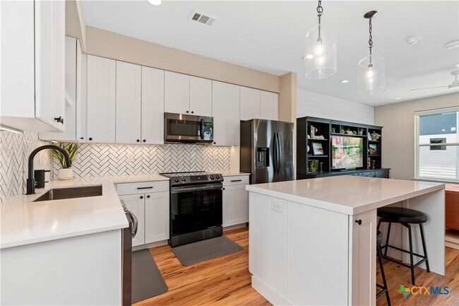 Building Photo - 1208 N Academy Ave