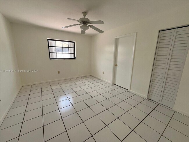 Building Photo - 2749 W 72nd St