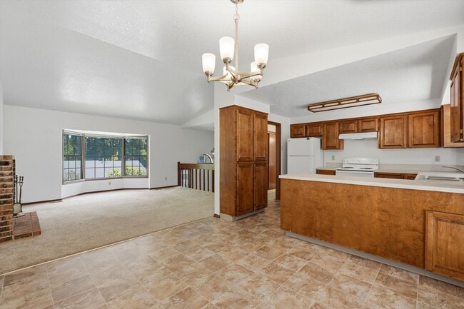 Building Photo - Sweet and spacious home in Beaverton with a garage and large fenced yard available now!