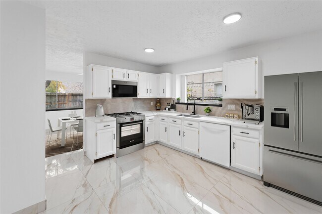 Building Photo - 2610 Hollymist Dr