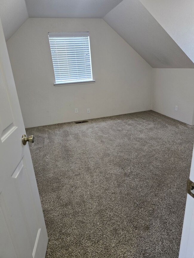 Building Photo - 3 bed 2 bath   Home for Rent in Grants Pass
