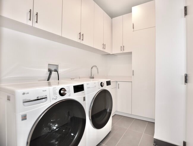 Building Photo - 60 E Randolph St