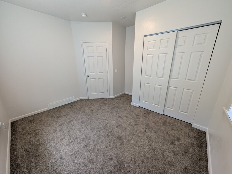 Building Photo - 1760 N 400 E