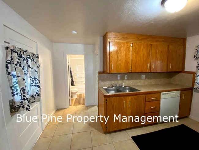 Building Photo - 150 W 2nd S