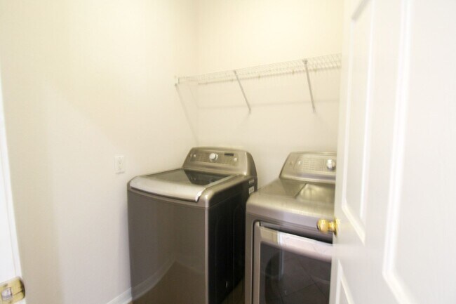 Building Photo - Lakeview 4-Bedroom, 2.5-Bath Annual Rental in Lakewood Ranch/Greenbrook