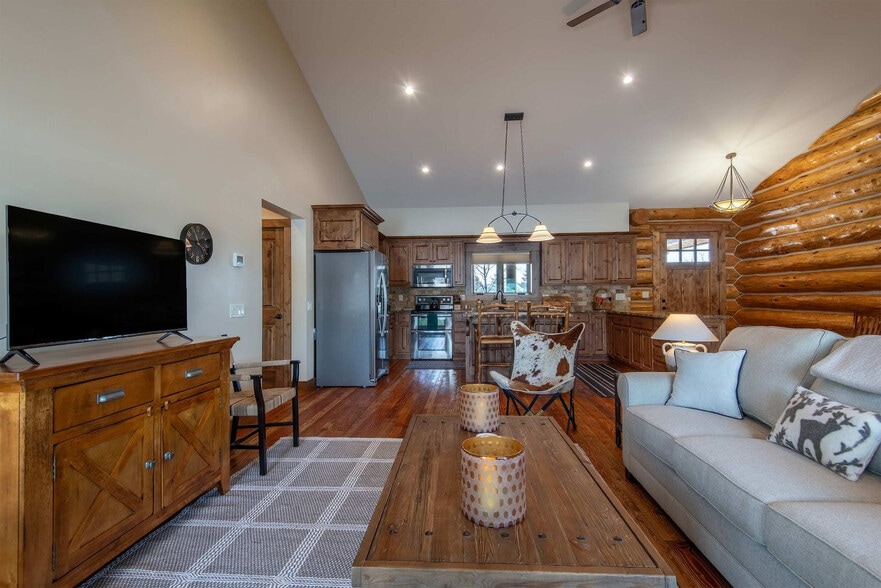 Building Photo - 1330 Larsen Ln