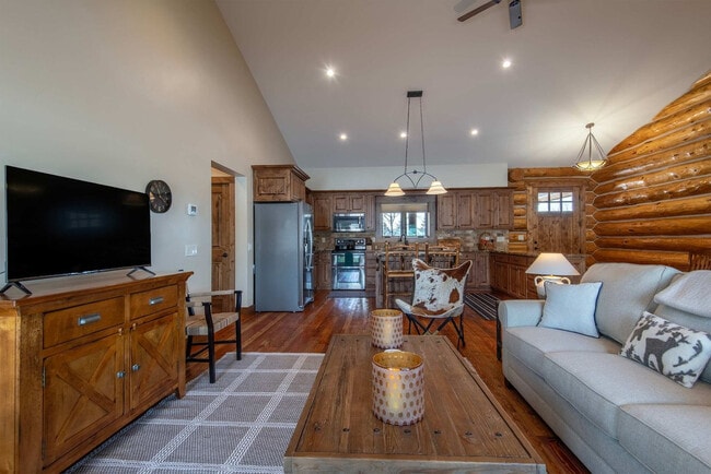 Building Photo - 1330 Larsen Ln