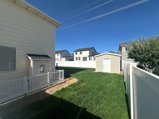 Building Photo - Freshly Painted, New Carpet Throughout - Home For Rent In Springville!!!