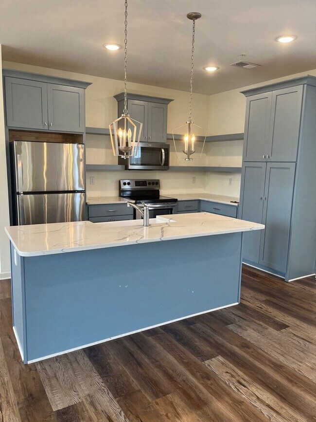 Building Photo - Gorgeous Flat in Overton Square