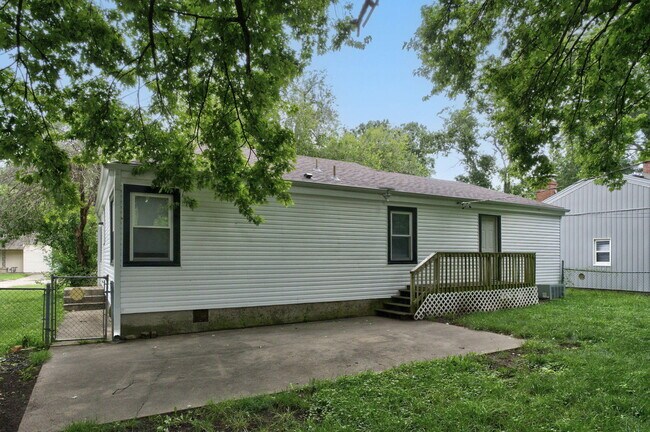 Building Photo - 1420 S Pickwick Ave