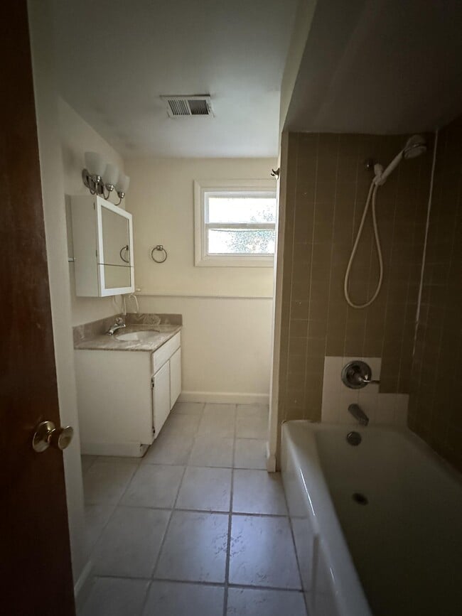 Building Photo - 4732 Windmill Rd