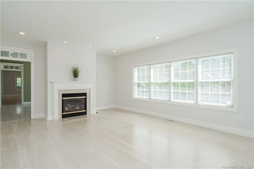Family room empty - 6 Wyeth Dr
