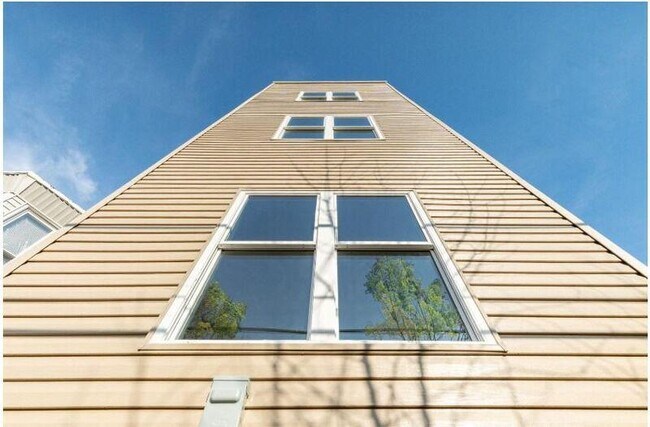 Building Photo - 660 Brooklyn St