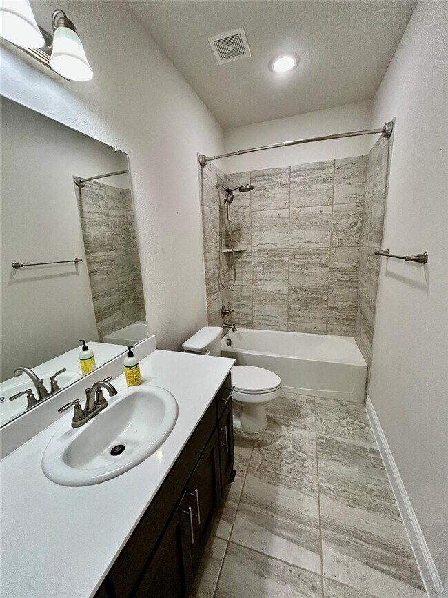 Building Photo - 541 Firethorn Dr