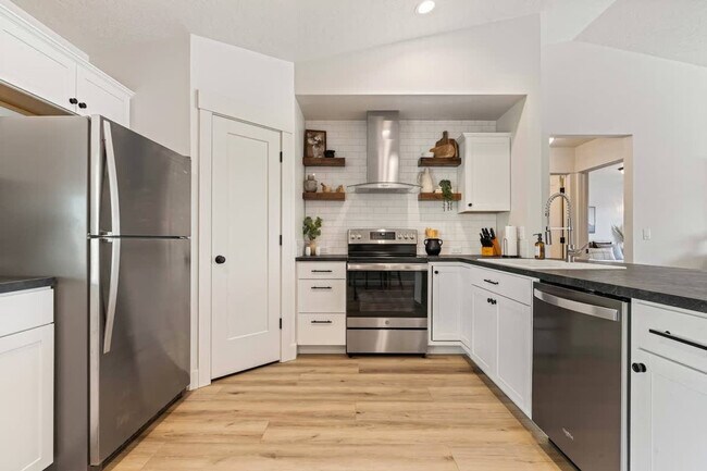 Building Photo - 44 S Sugar Ave