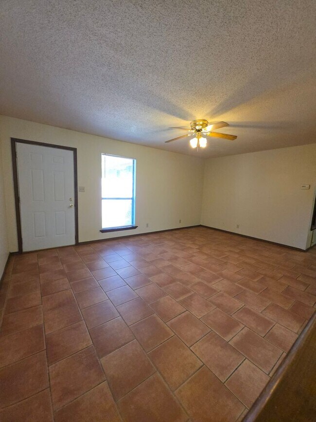 Building Photo - 1022 N Parker Rd