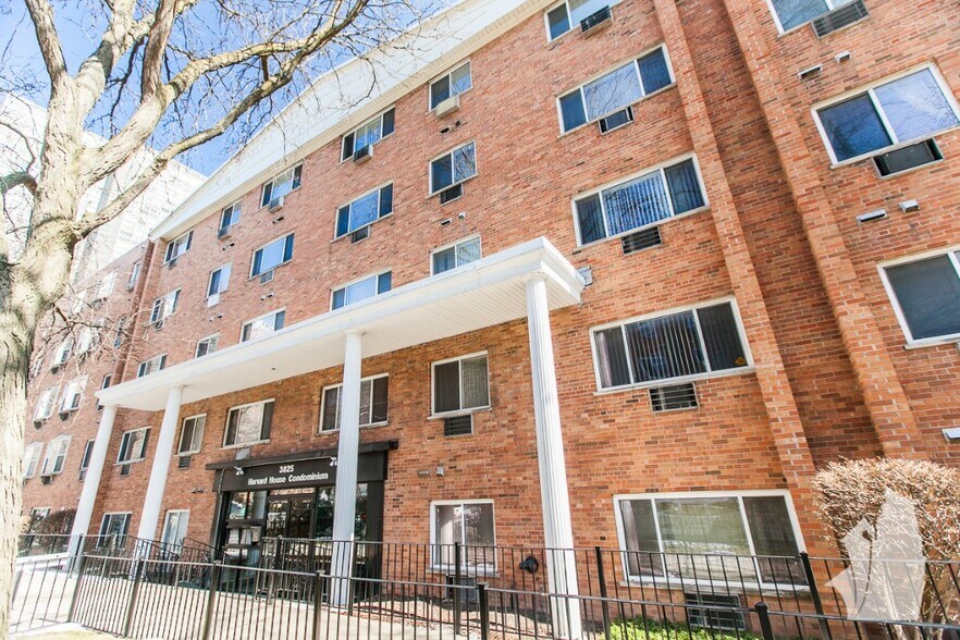 Building Photo - 3825 N Pine Grove Ave