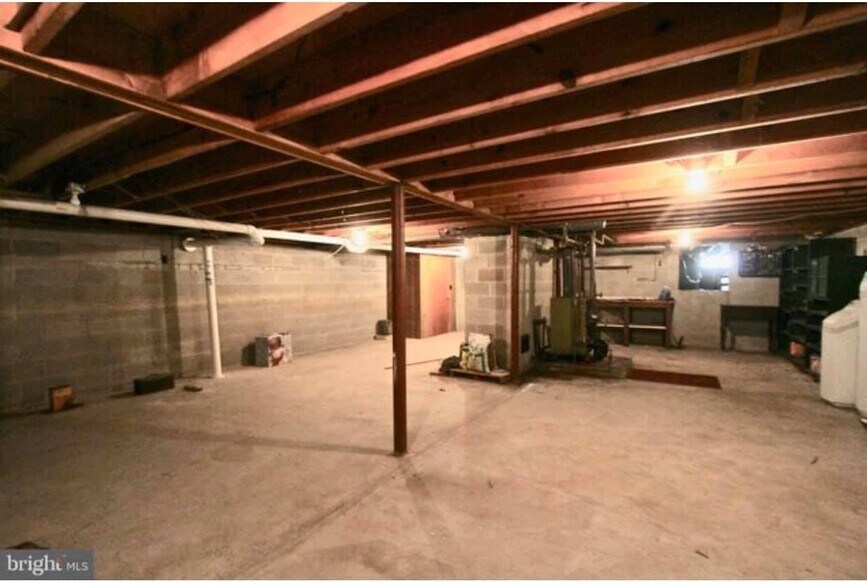 Building Photo - 122 Collins Ave