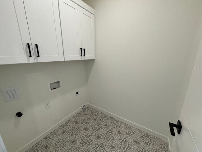 Building Photo - 4Bd/2.5Ba Corner Home in Desireable Portsmouth Neighborhood ~ Newly Built, Quartz Countertops, Si...