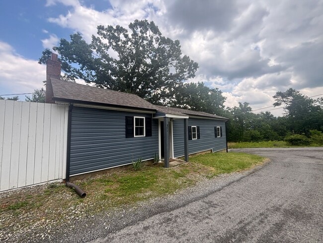 Building Photo - 812 Montvue Rd