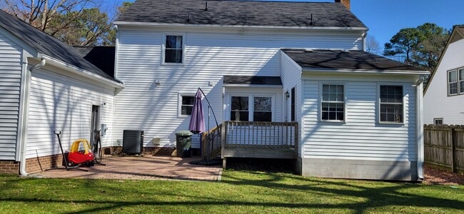 Building Photo - Spacious Home in Quiet Neighborhood