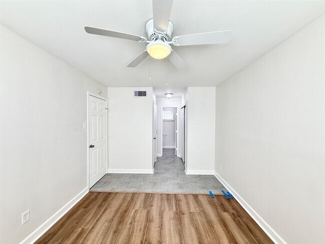 Building Photo - 1141 N Durham Dr