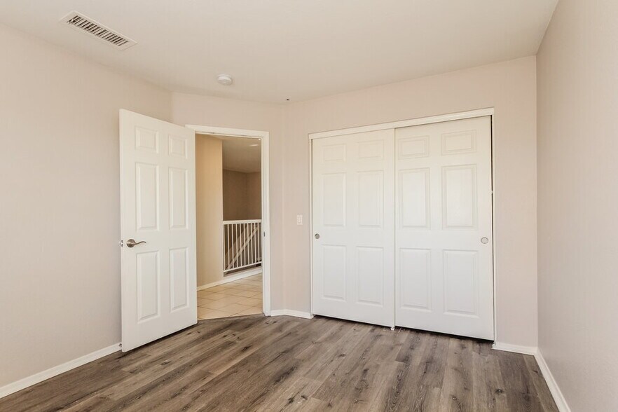 Building Photo - 9147 N 73rd Ln