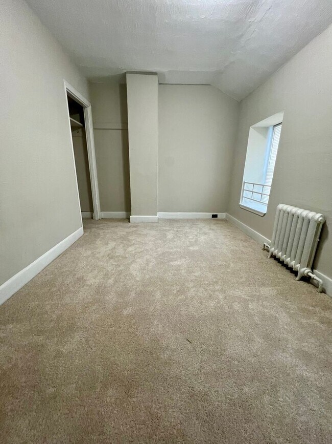 Building Photo - 3-Bedroom + Bonus Room | 1-Bath End-of-Row Townhome in Norristown – Available Now!