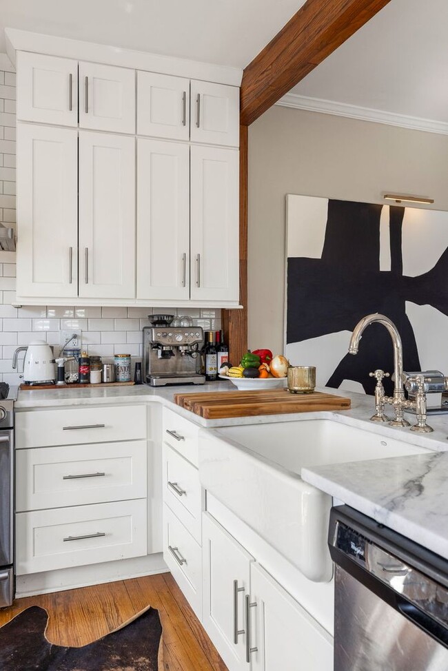 Building Photo - Beautifully Updated 2/2 w/ Great Backyard ...