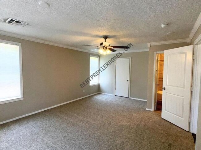 Building Photo - 3041 SW 40th Pl
