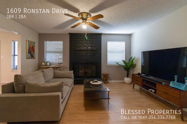 Building Photo - 1609 Ronstan Dr