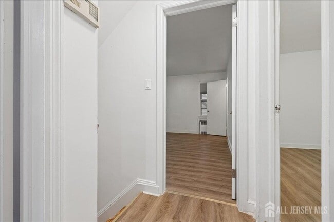 Building Photo - 37 Ireland Ave