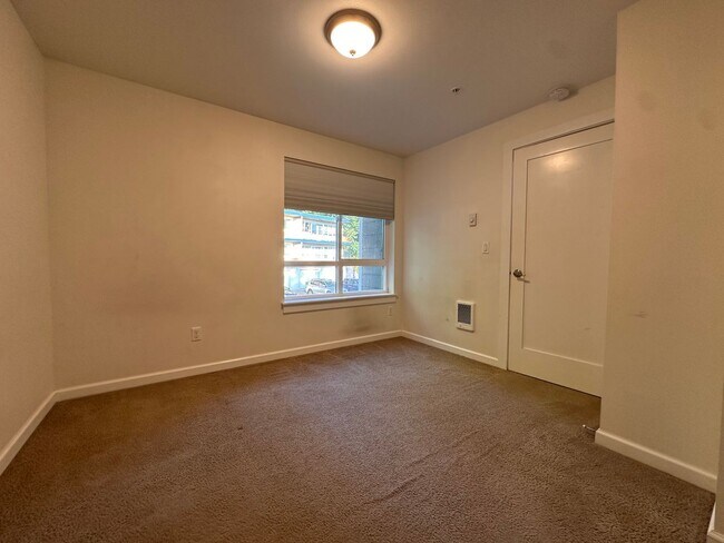 Building Photo - Large UW Townhome available 9/1 for 2025-2...