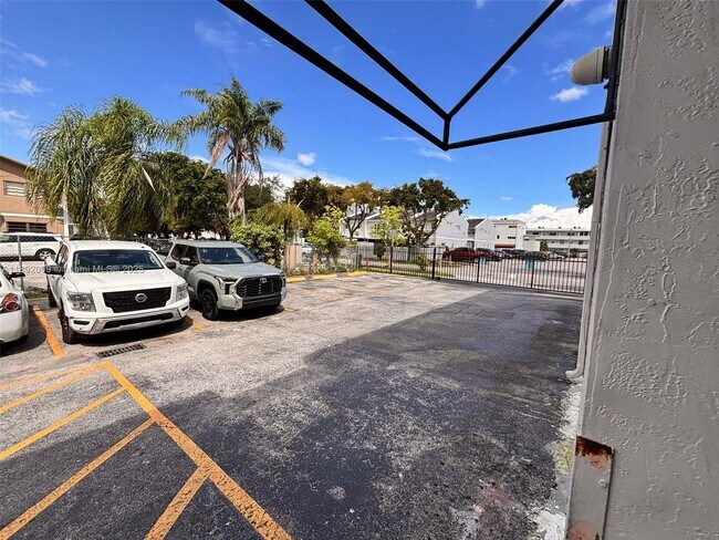 Building Photo - 2565 W 56th St
