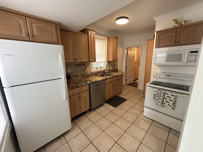 Building Photo - Luxurious 2 Bed, 2 Bath Rental on Lake Qui...