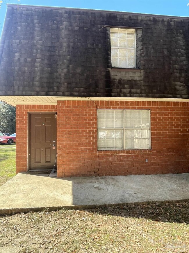 Building Photo - 1121 Lake Dr