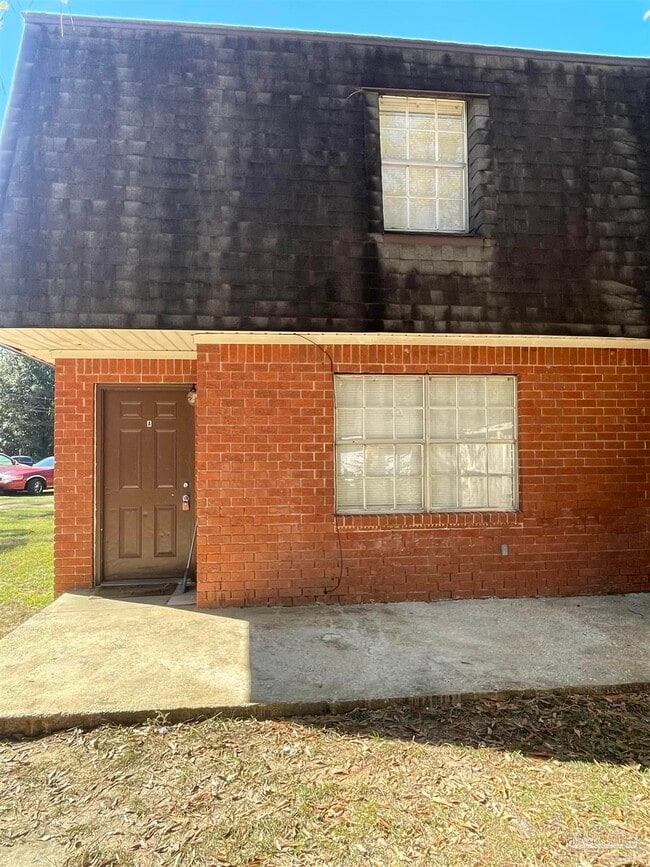 Building Photo - 1121 Lake Dr